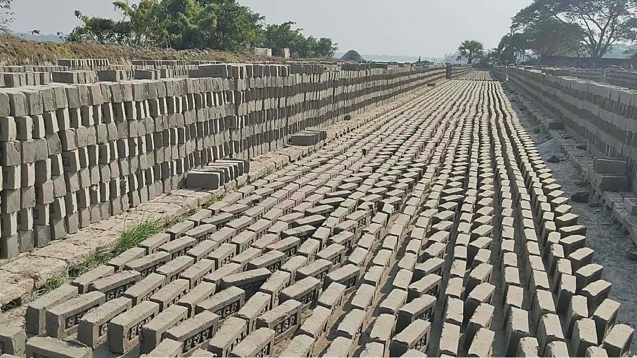 কাঁঠালিয়ায় প্রশাসনের অভিযানের পর আবারও চালু অবৈধ ইটভাটা, ক্ষুব্ধ স্থানীয়রা