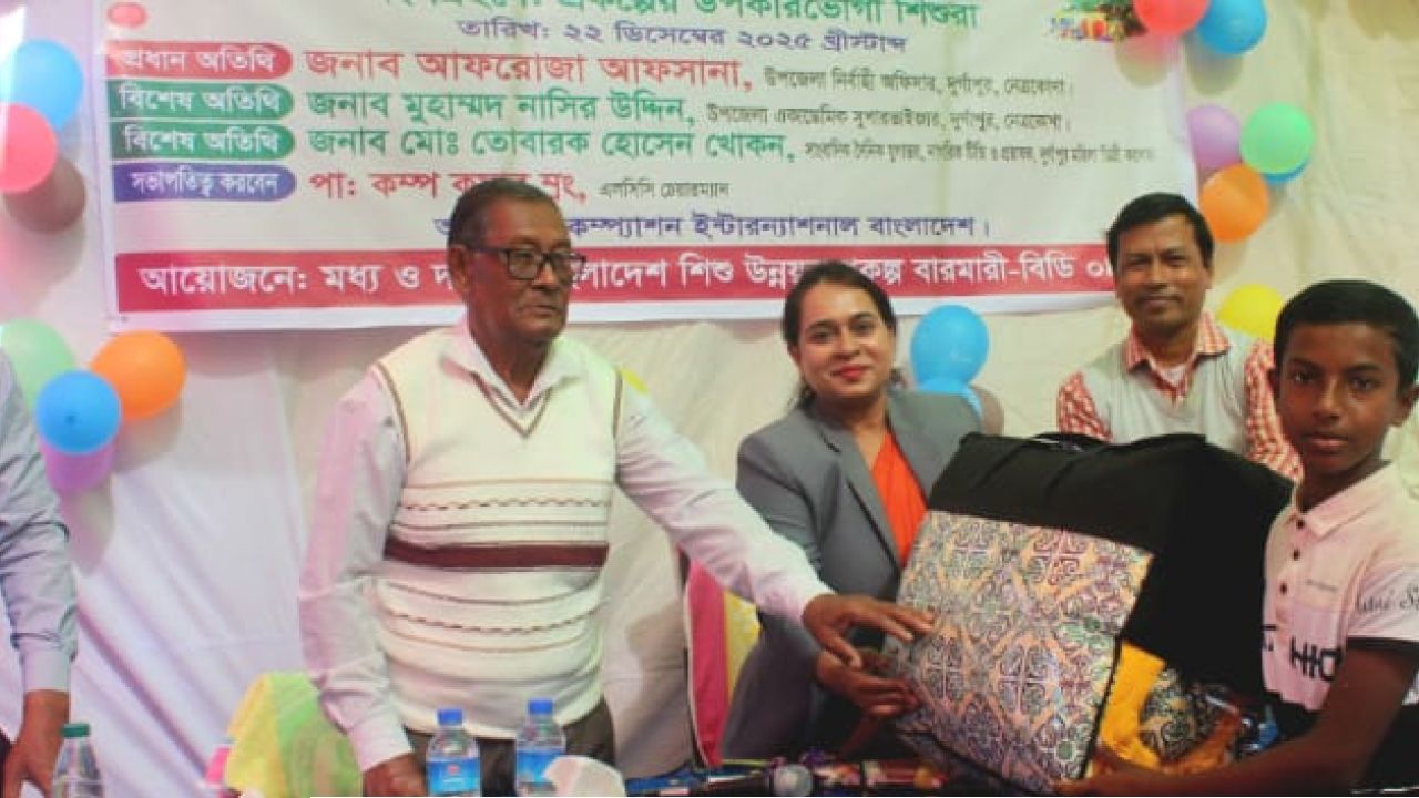 দুর্গাপুরে শিশুদের মাঝে উপহার সামগ্রী বিতরণ