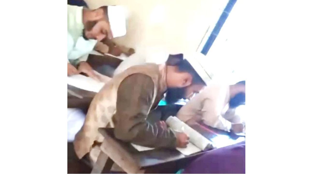 প্রকাশ্যে বই দেখে পরীক্ষা দিলেন অনার্স শিক্ষার্থীরা