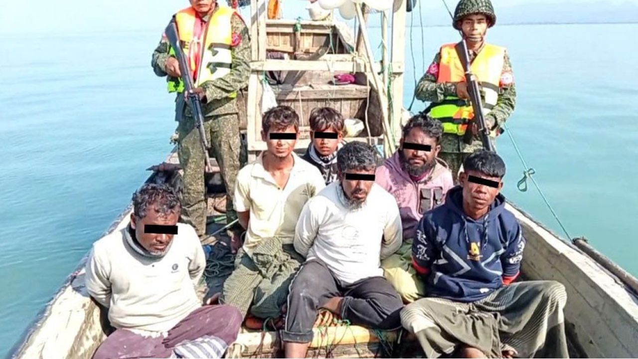 ফের ১৩ জেলেকে ধরে নিয়ে গেল মায়ানমারের আরাকান আর্মি