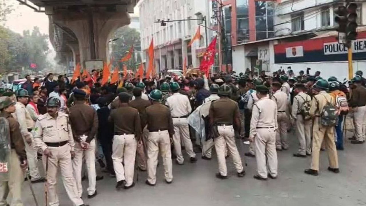 বাংলাদেশমুখী বিশ্ব হিন্দু পরিষদের মিছিল 