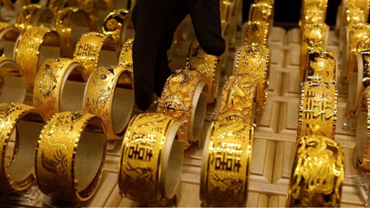 অবশেষে দাম কমছে সোনার