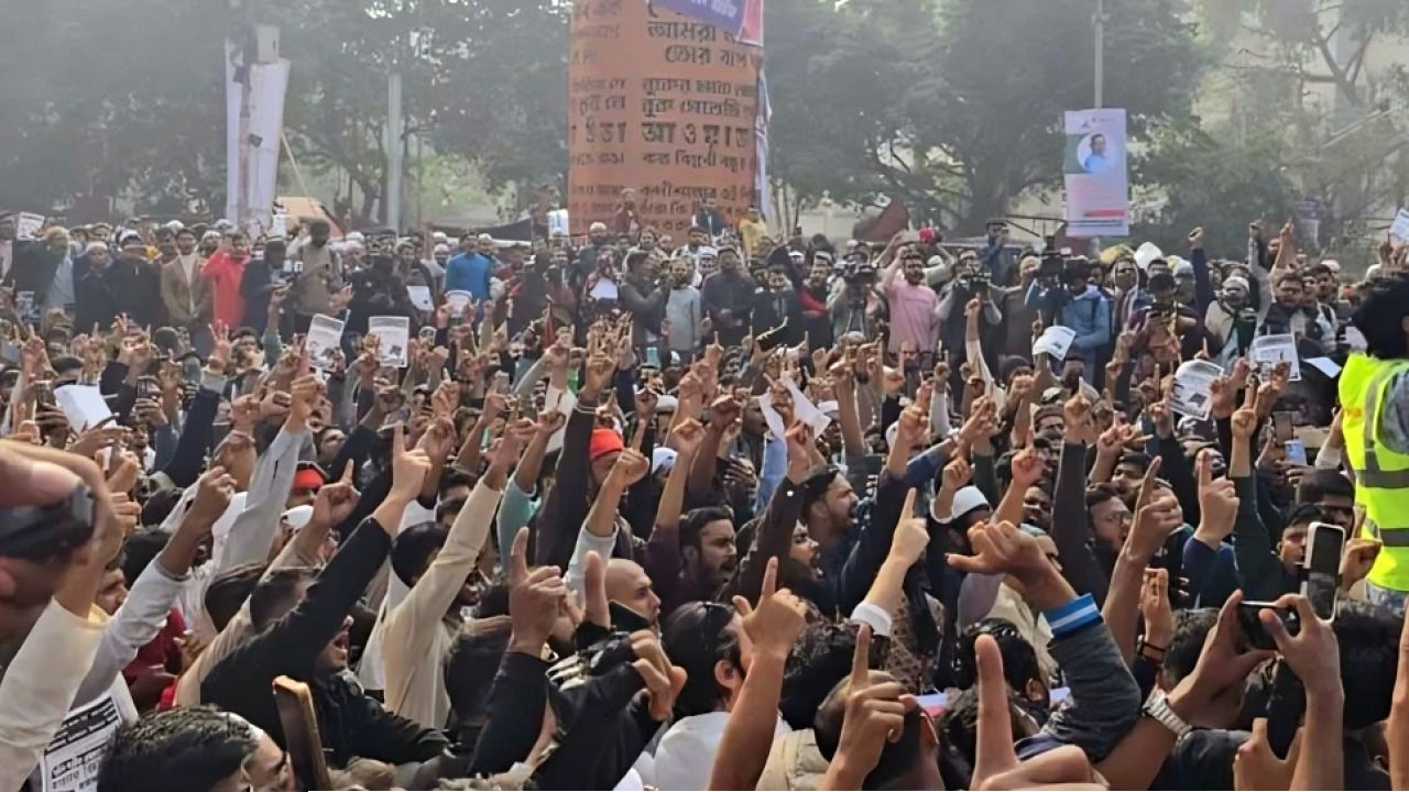 ওসমান হাদি হত্যার বিচার দাবিতে শাহবাগ অবরোধ