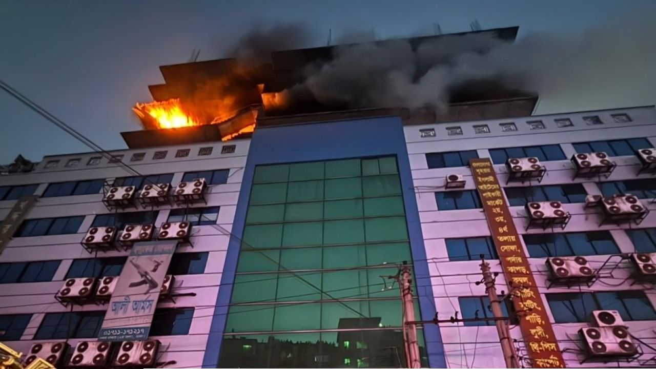 খদ্দর মার্কেটে অগ্নিকাণ্ড নিয়ন্ত্রণে ফায়ার সার্ভিসের ৬ ইউনিট