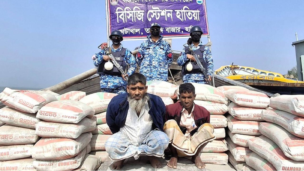 মায়ানমারে পাচারকালে সিমেন্টসহ ২ জন আটক