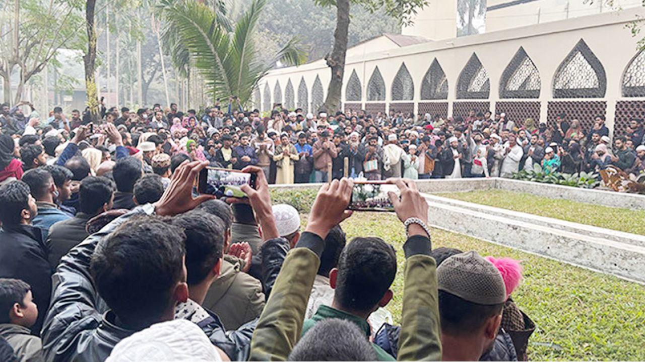 শহীদ হাদির কবর জিয়ারতে উপচে পড়া ভিড়ের দৃশ্য