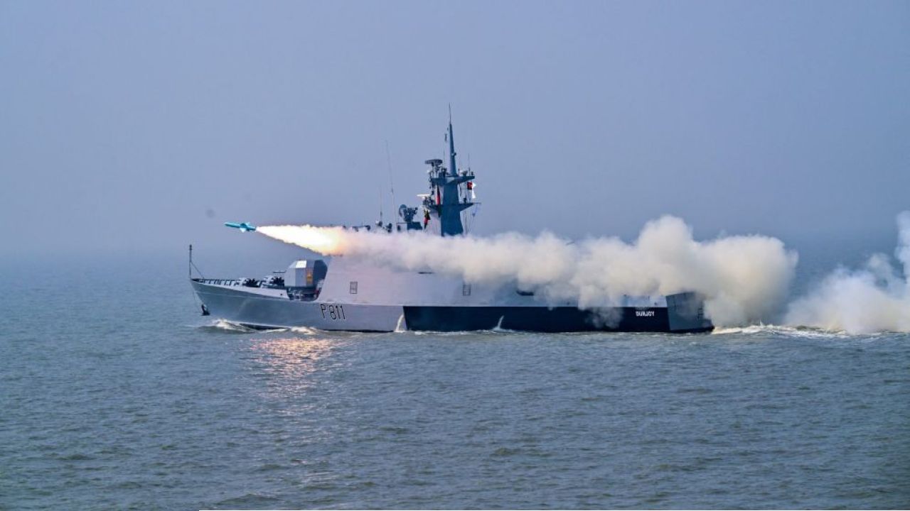 বঙ্গোপসাগরে সমুদ্রসীমায় নৌবাহিনীর জরুরি সতর্কতা জারি