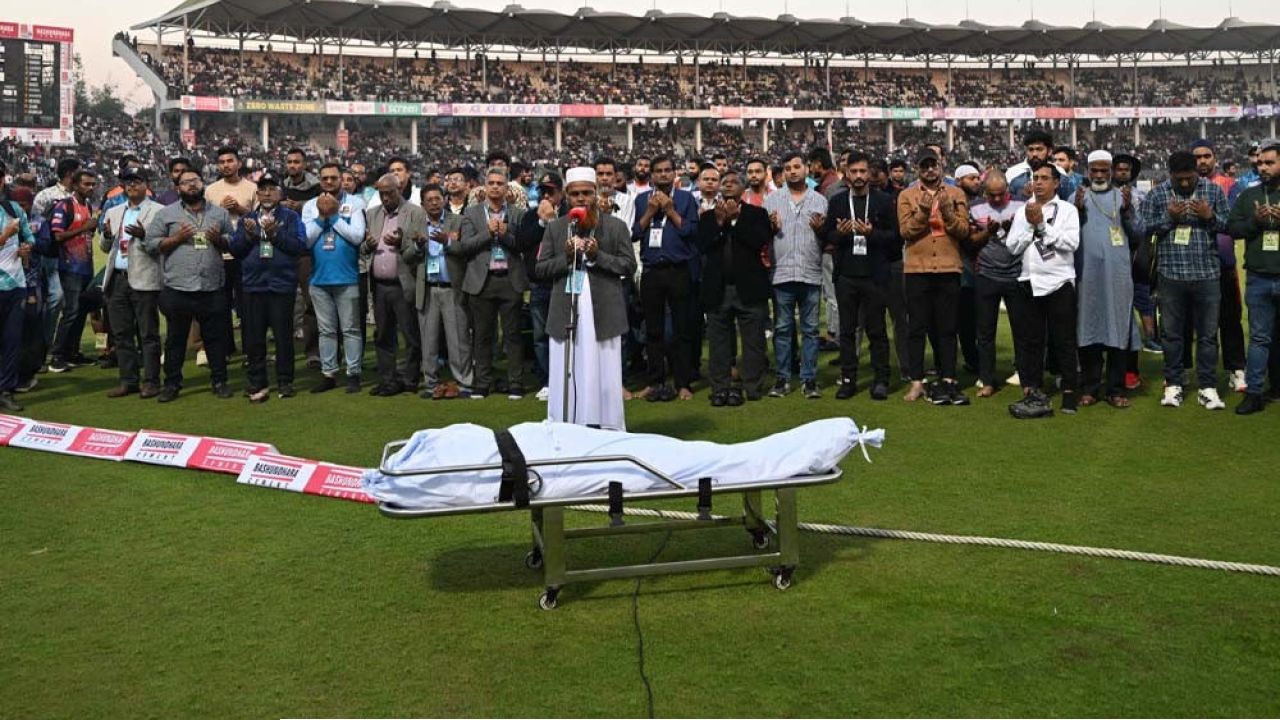 কোচ মাহবুবকে জয় উৎসর্গ করল ঢাকা