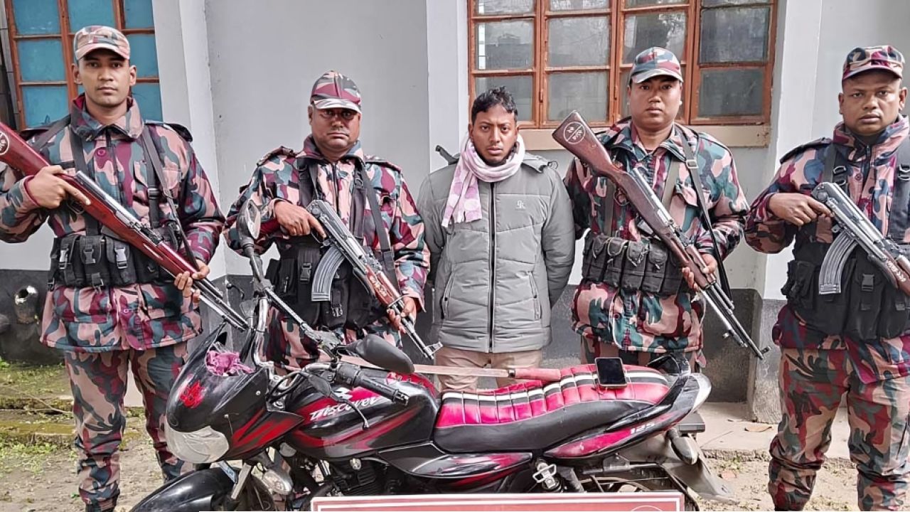 অস্ত্র নিয়ে সীমান্ত পার হওয়ার সময় সাবেক শিবির নেতা আটক