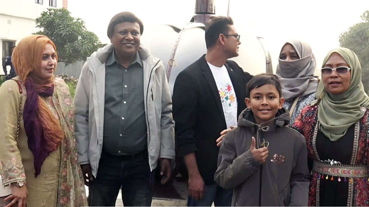 মাকে খুশি করতে হেলিকপ্টারে চড়িয়ে আকাশ ঘুরলেন ছেলে