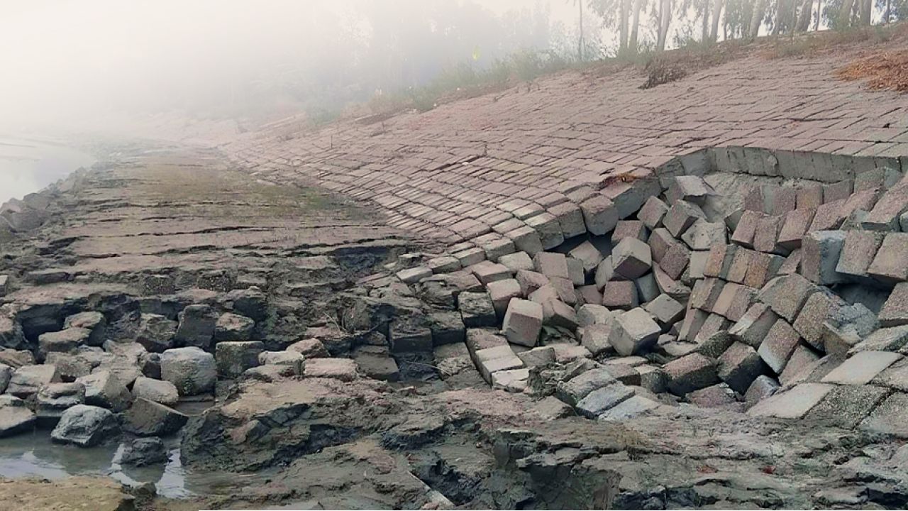 যমুনার তীর সংরক্ষণ বাঁধে ধস: তীব্র আতঙ্কে এলাকাবাসী