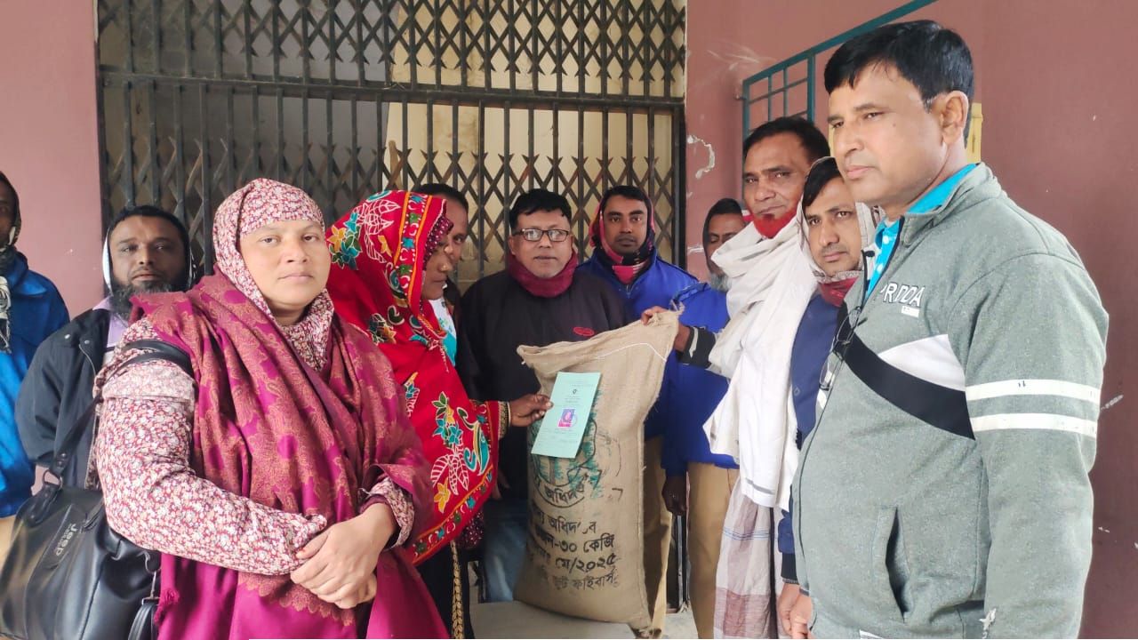 শিবগঞ্জের সৈয়দপুরে ভিডব্লিউবি কর্মসূচির চাল বিতরণ