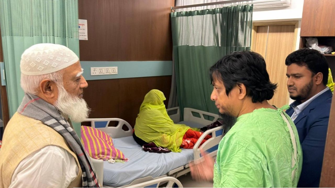 শহীদ হাদির অসুস্থ মায়ের খোঁজ নেন জামায়াত আমির  শফিকুর রহমান