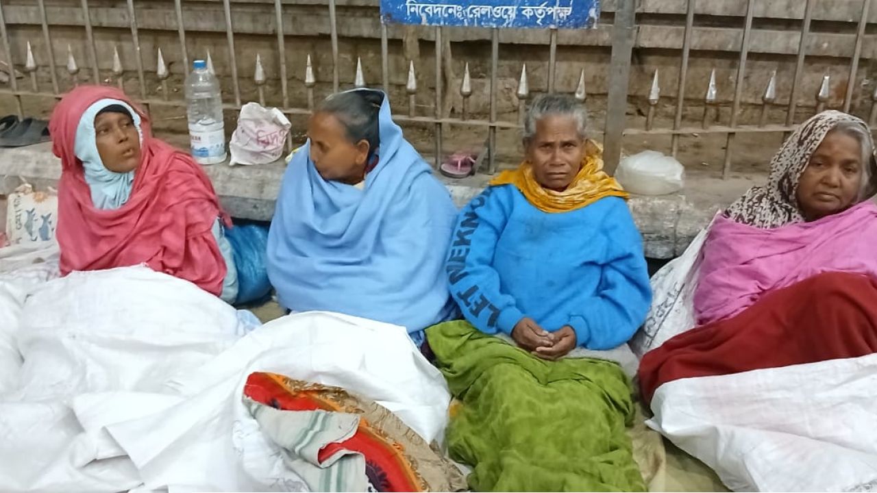 প্রচন্ড শীতে অসহায় রাজশাহীর ছিন্নমূল মানুষ 