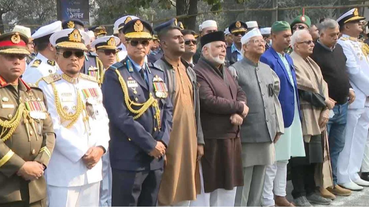 বেগম খালেদা জিয়ার জানাজার কাতারে দাঁড়ালেন প্রধান উপদেষ্টা