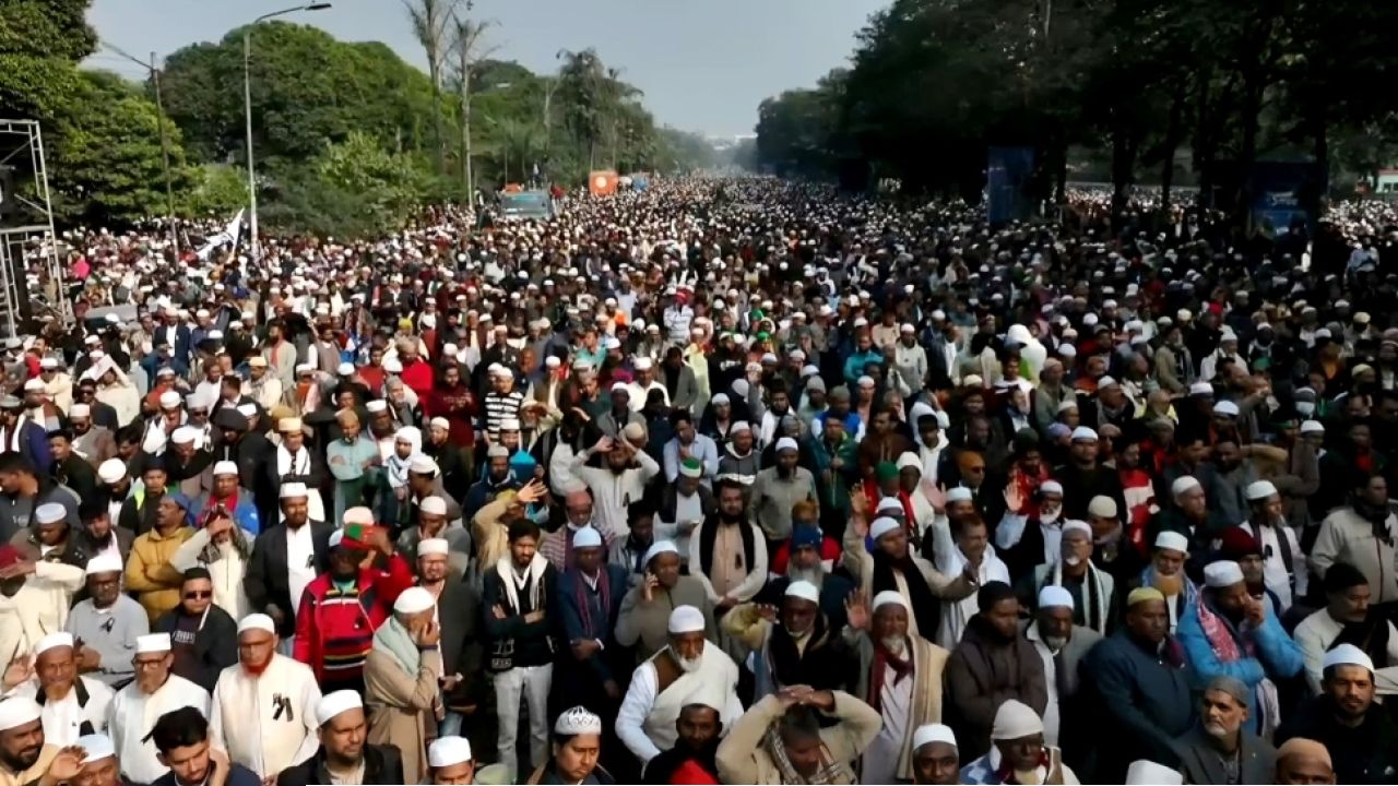 যতদূর চোখ যায়, শুধু মানুষ আর মানুষ