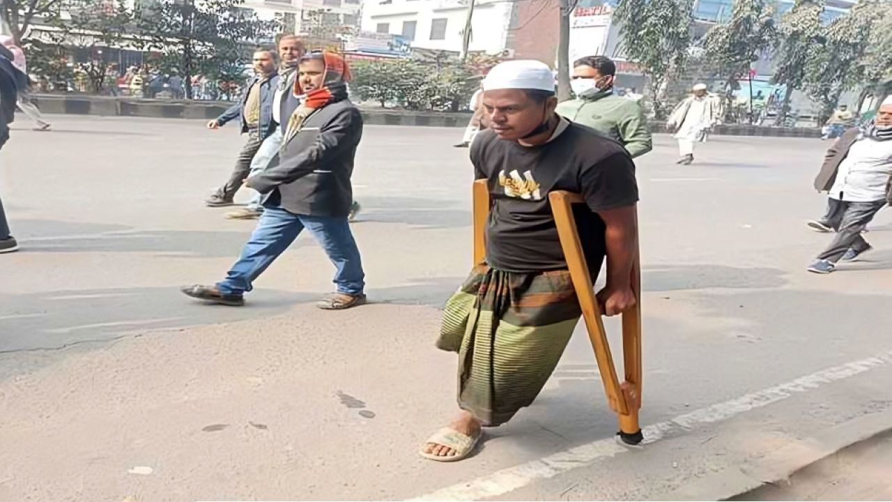 স্ক্র্যাচে ভর দিয়ে খালেদা জিয়ার জানাজায় অংশ নেন তরিকুল