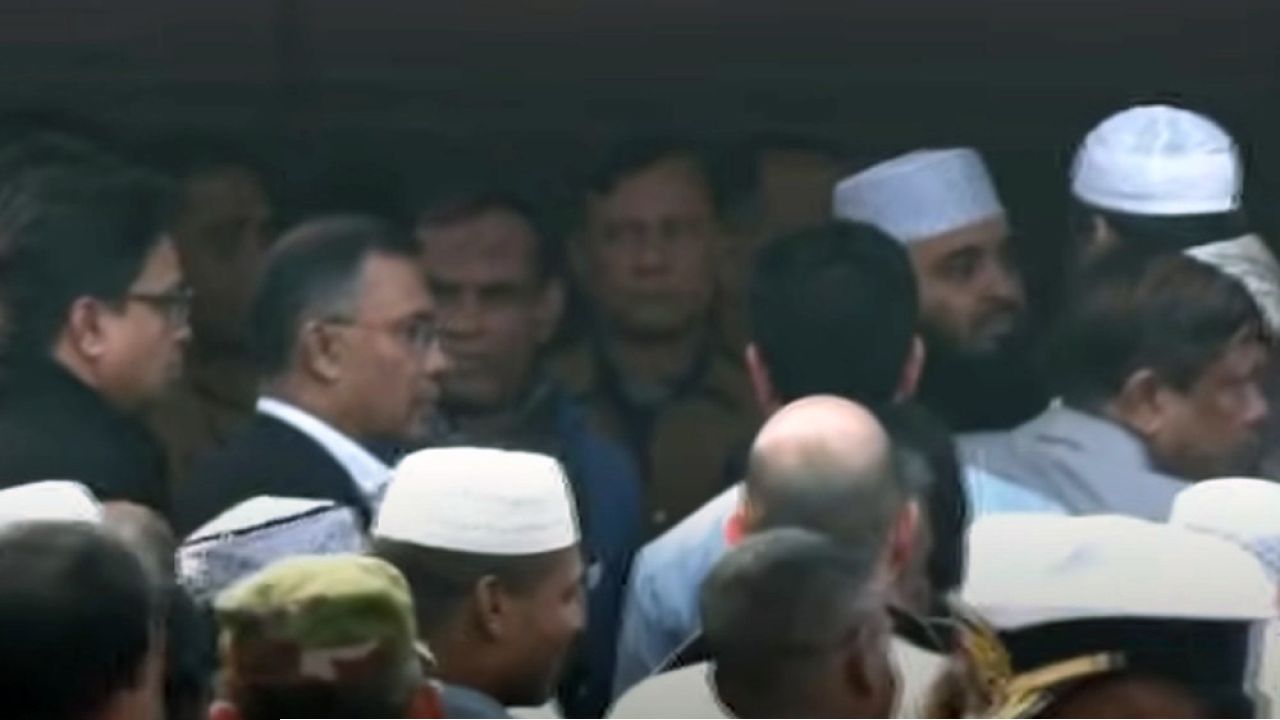 বেগম খালেদা জিয়ার কফিন কাঁধে তুলে নিলেন আজহারী