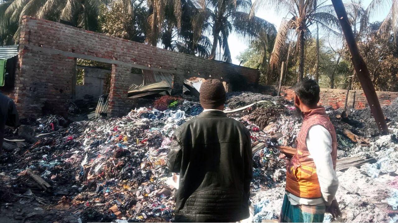 আমতলীতে অগ্নিকান্ডে দোকান-বাড়ি পুড়ে ছাই
