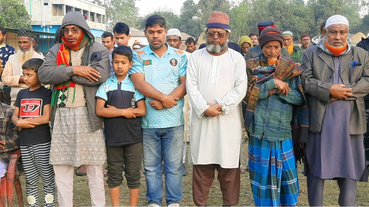 হিলিতে বেগম খালেদা জিয়ার গায়েবানা জানাজা অনুষ্ঠিত