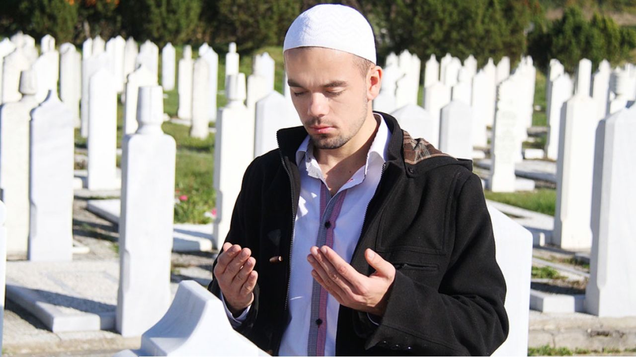 দাফন শেষে প্রিয়জনের জন্য দোয়া