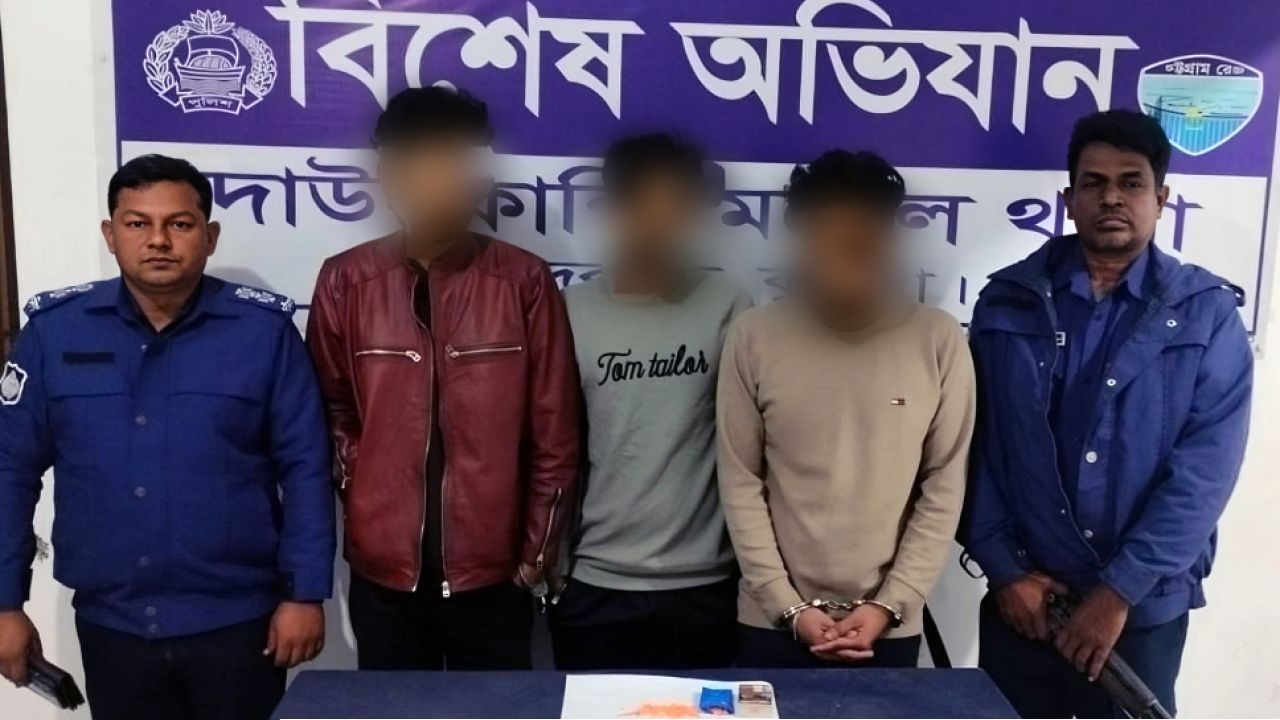 দাউদকান্দিতে ২৫০ পিস ইয়াবাসহ গ্রেপ্তার তিন মাদক ব্যবসায়ী