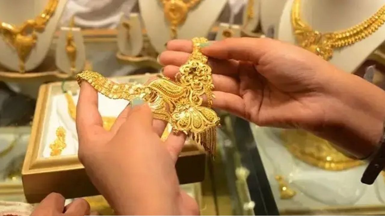 টানা তৃতীয় দফায় কমল সোনার দাম যা কার্যকর শুক্রবার থেকে