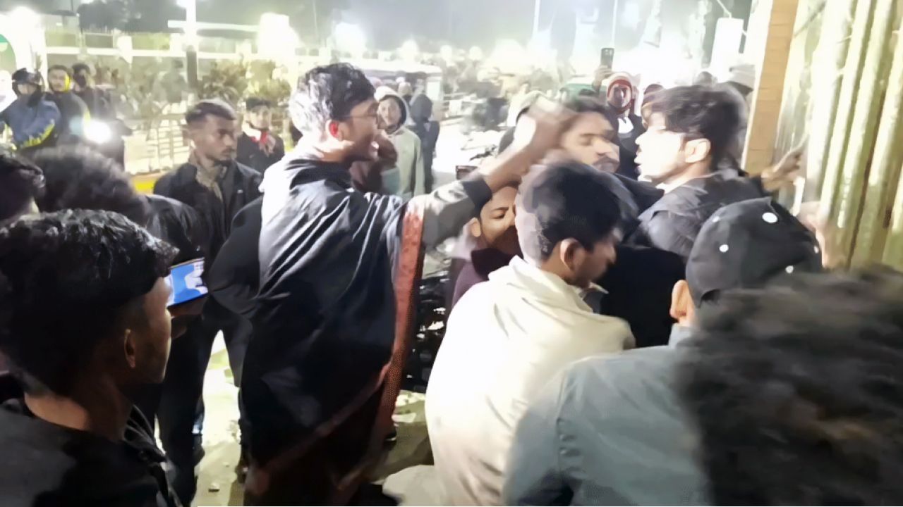 গ্রেপ্তার মাহদীকে ছাড়াতে থানার সামনে বৈষম্যবিরোধী নেতাদের অবস্থান
