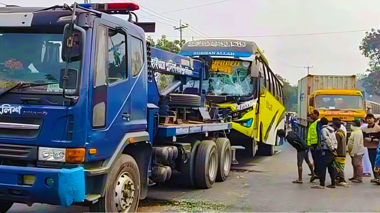 ঢাকা–চট্টগ্রাম মহাসড়কে বাস ও ট্রাকে সংঘর্ষ : আহত ১০ জন