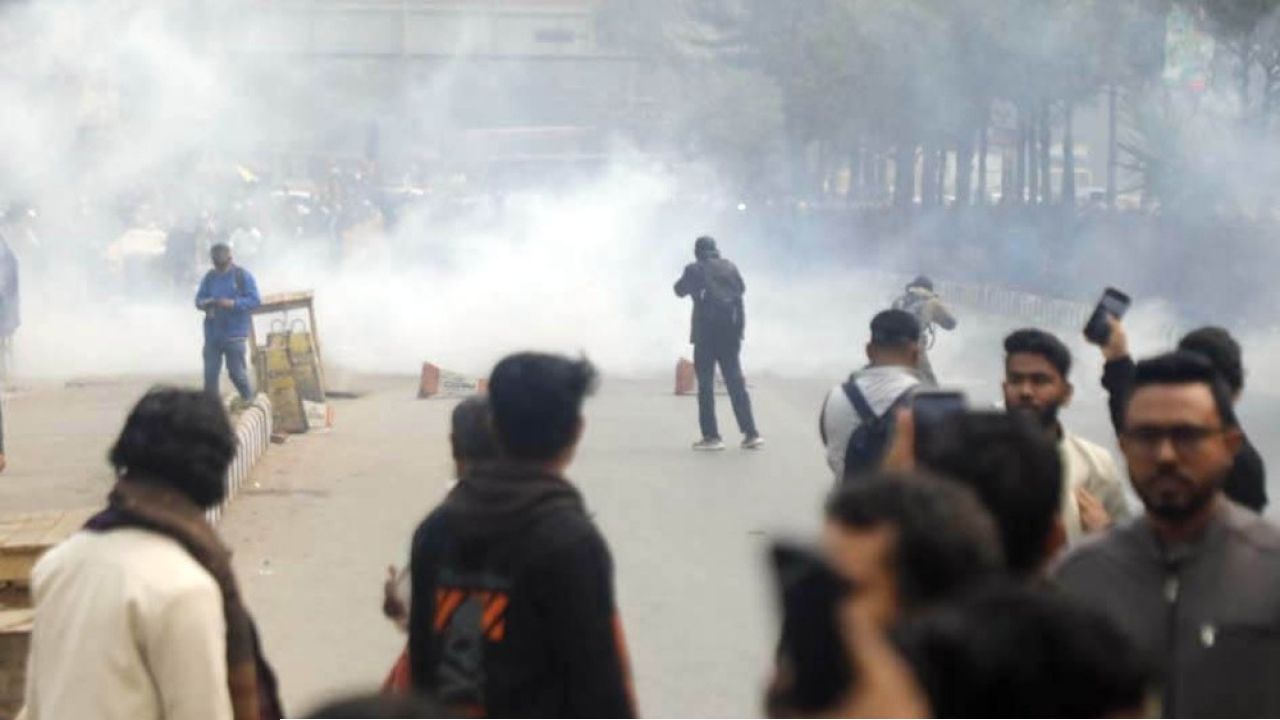 কারওয়ান বাজারে মোবাইল ব্যবসায়ী ও পুলিশের ধাওয়া-পাল্টা ধাওয়া 