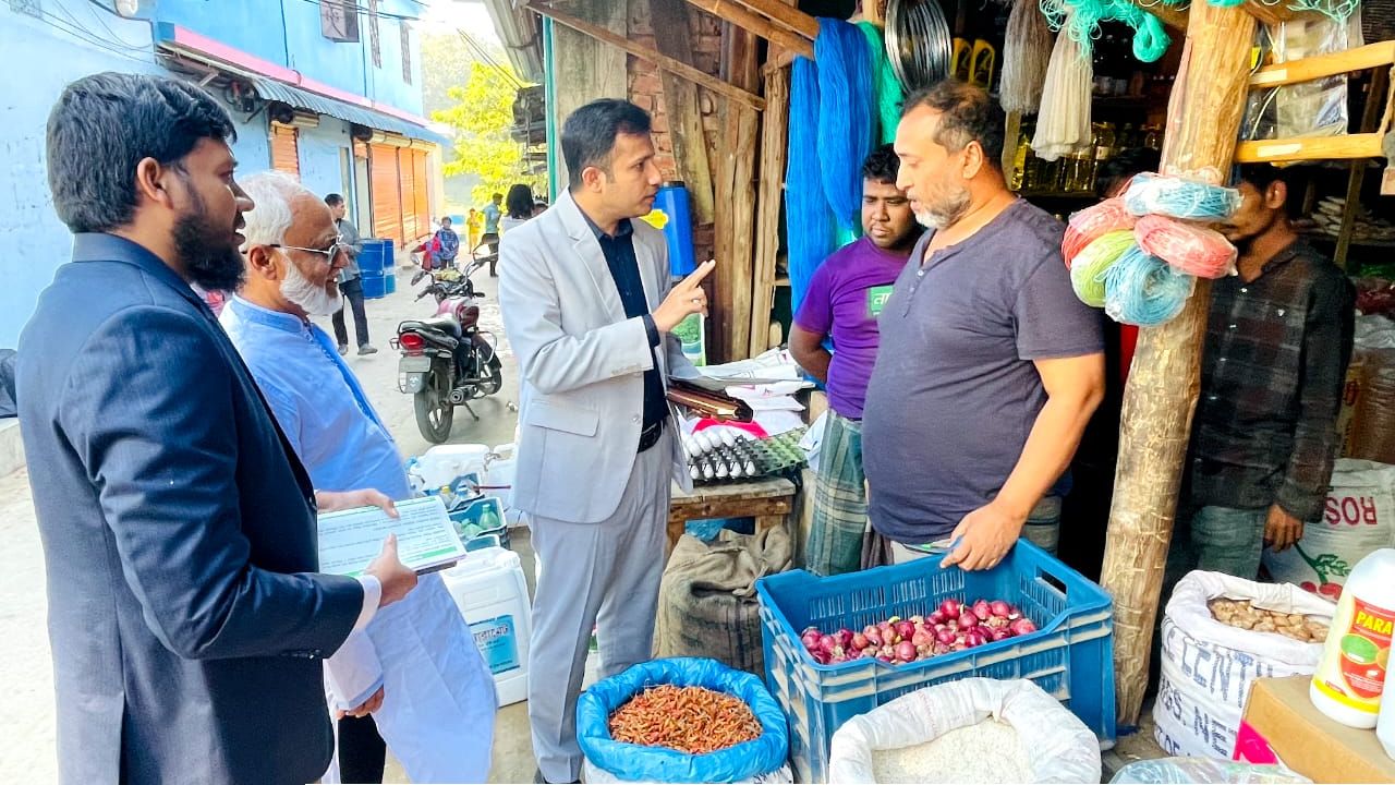 নির্বাচন ও গণভোটের নাগরিক তথ্যপত্র বিতরণে প্রশাসনের বিশেষ গণসংযোগ