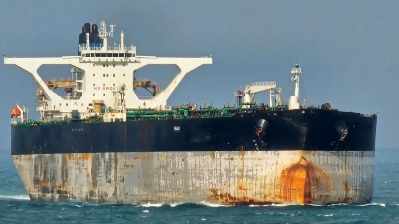 আমেরিকার তাড়া করা তেলবাহী জাহাজের নিরাপত্তায় নৌবাহিনী পাঠালো রাশিয়া