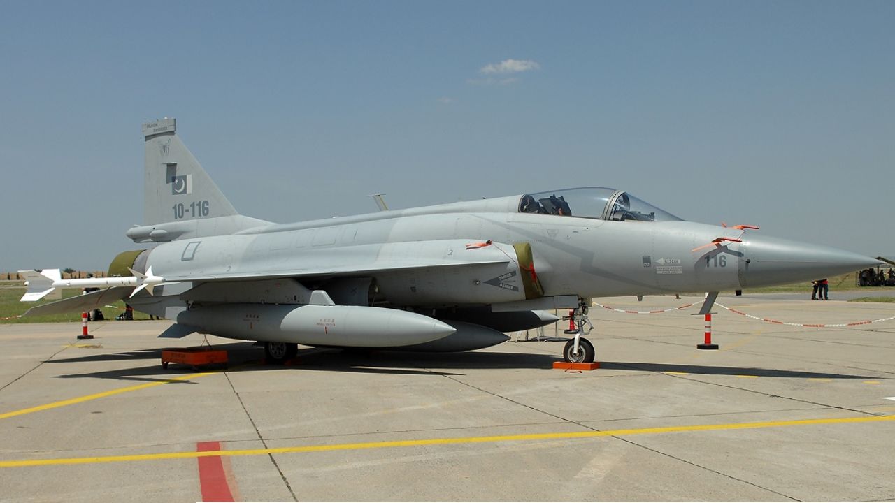 পাকিস্তানের অত্যাধুনিক জেএফ-১৭ কিনতে আগ্রহী বাংলাদেশ