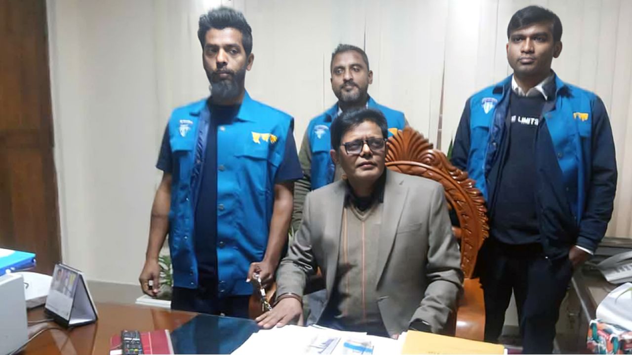 ঘুষের টাকাসহ আটক জেলা প্রাথমিক শিক্ষা অফিসার