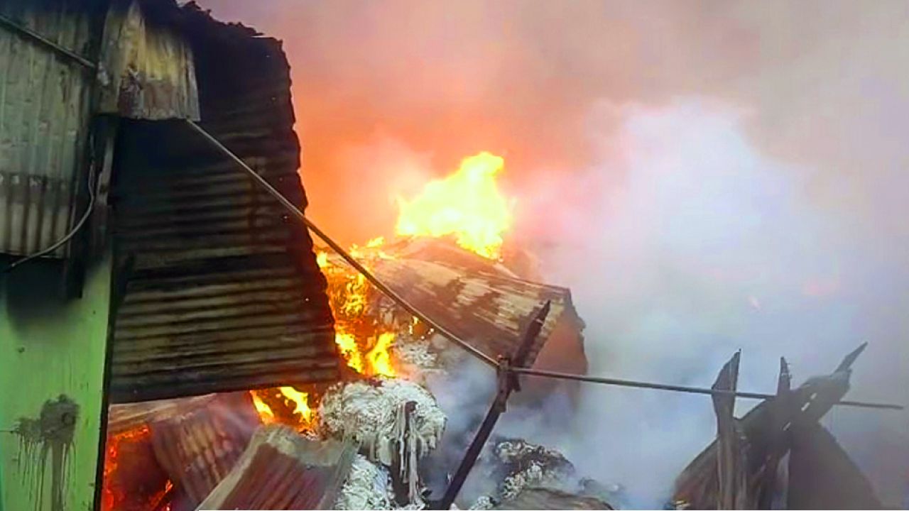 গাজীপুরে আগুন নিয়ন্ত্রণে এলেও পুড়ল ৫ ঝুট গুদাম