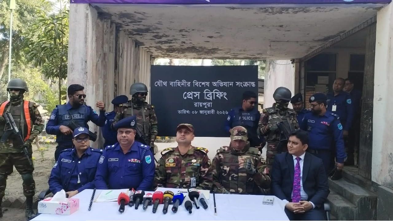রায়পুরায় যৌথ বাহিনীর অভিযান, বিপুল অস্ত্রসহ দুই সন্ত্রাসী গ্রেপ্তার