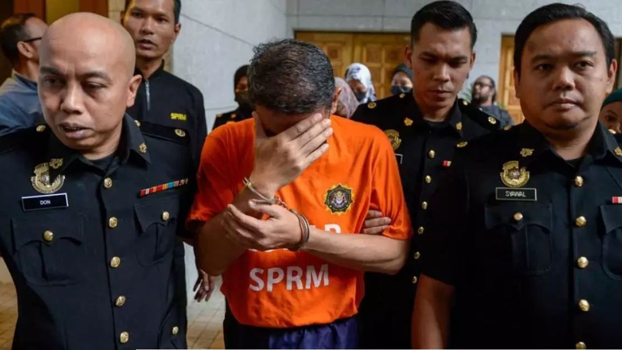 দুই স্ত্রীসহ আটক মালয়েশিয়ার সাবেক সেনাপ্রধান