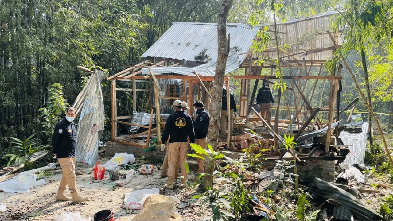 শরীয়তপুরে শতাধিক ককটেলের উপকরণ উদ্ধার