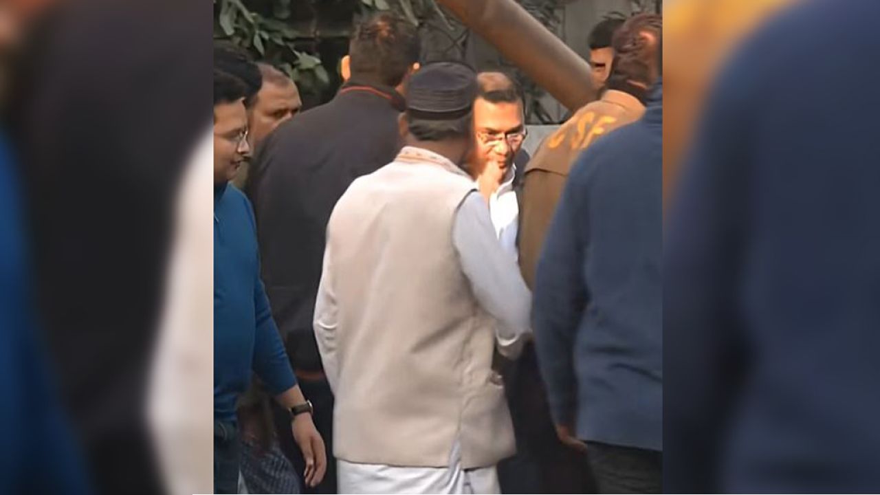 নিজের বাস থেকে হেঁটেই কার্যালয়ে যান তারেকে রহমান