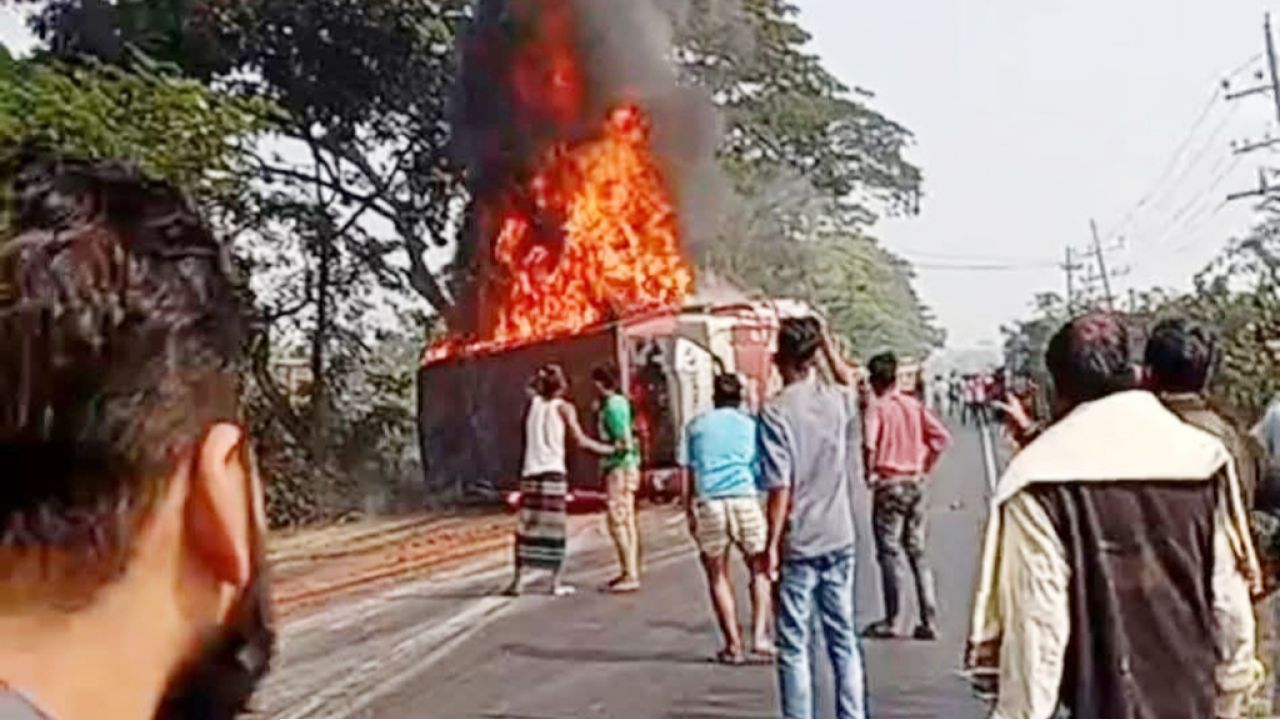 বেপরোয়া বাসচালক, আগুনে পুড়ে যায় দুই শিশুসহ চার প্রাণ