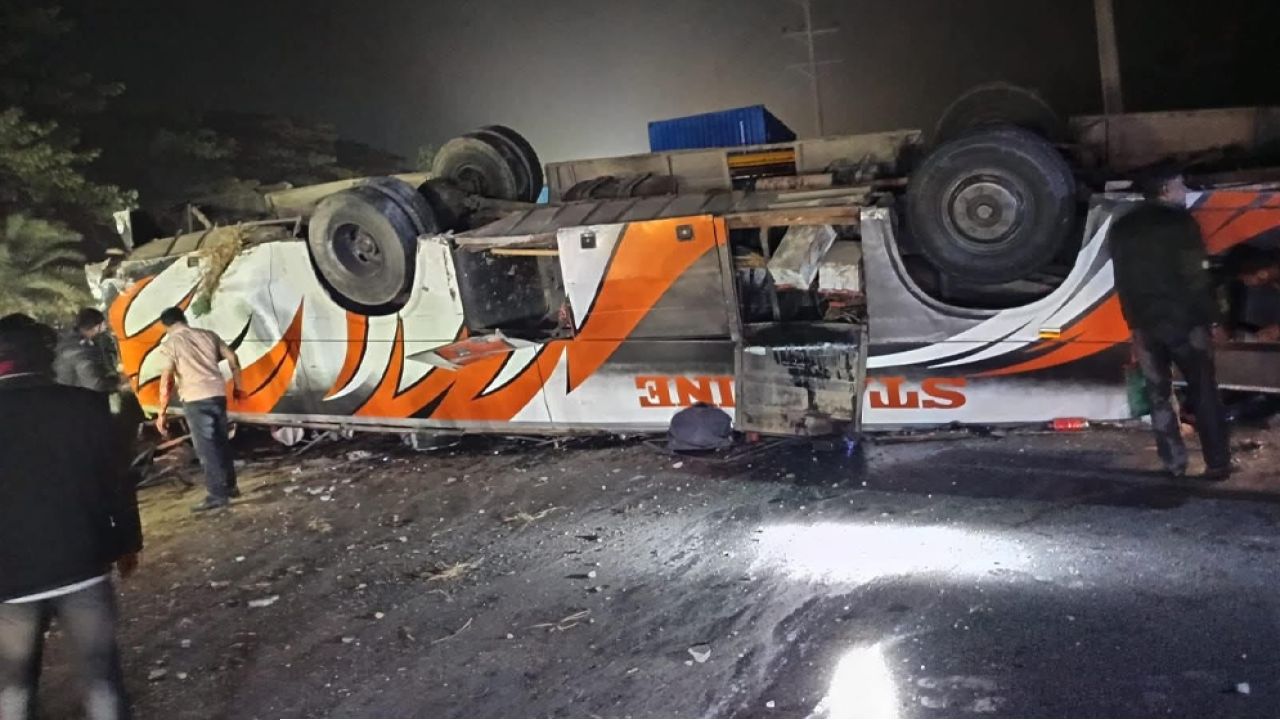 কুমিল্লায় বাস উল্টে দুর্ঘটনা, আহত ১৫