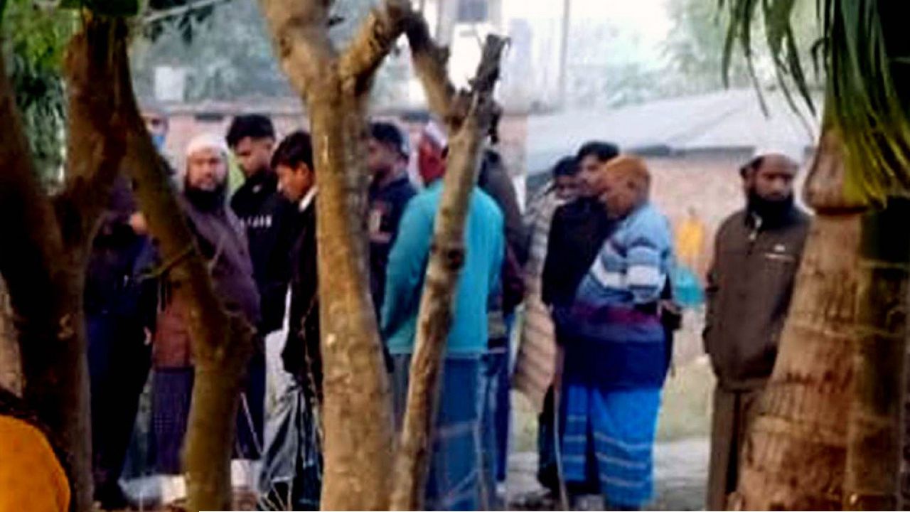 ফকিরহাটে গাছ থেকে নারীর ঝুলন্ত মরদেহ উদ্ধার করল পুলিশ