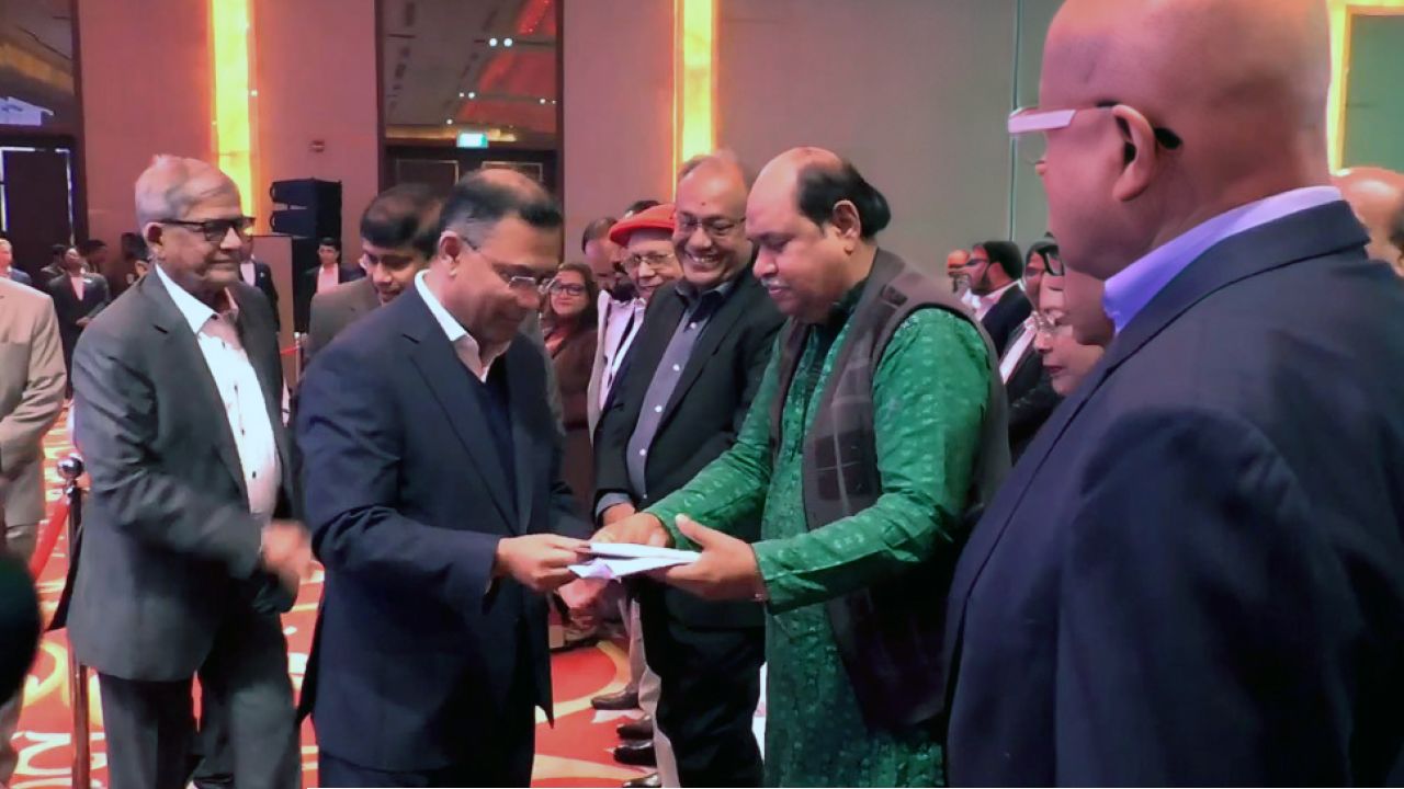 গণমাধ্যমের সাংবাদিকদের সঙ্গে তারেক রহমানের শুভেচ্ছা বিনিময়