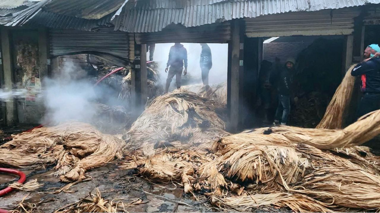 অগ্নিকাণ্ডে পুড়ে ছাই প্রায় ২৬ মণ পাট, ব্যবসায়ীরা সর্বস্বান্ত