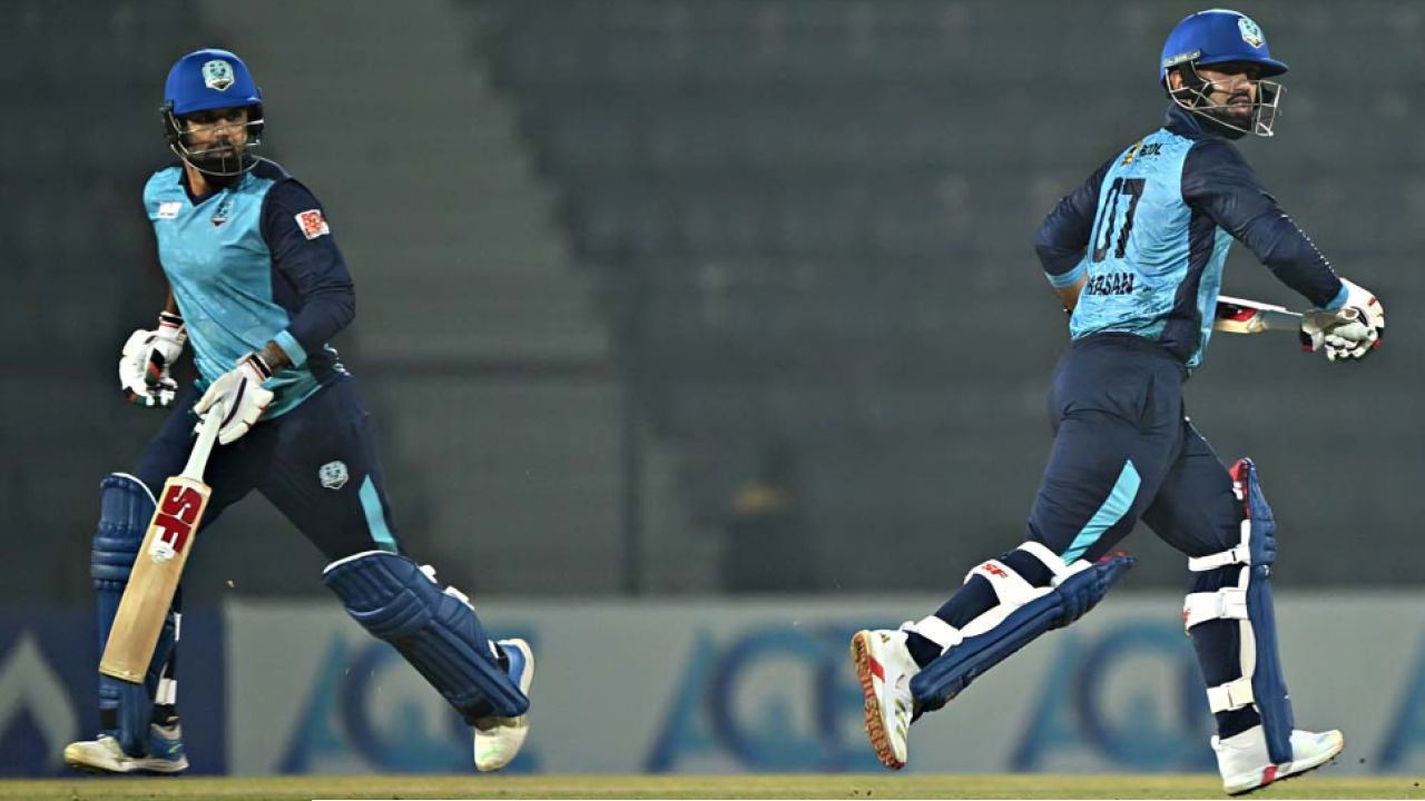 মাঠে বাবা-ছেলের লড়াই: টানা দ্বিতীয় জয় পেল নোয়াখালী