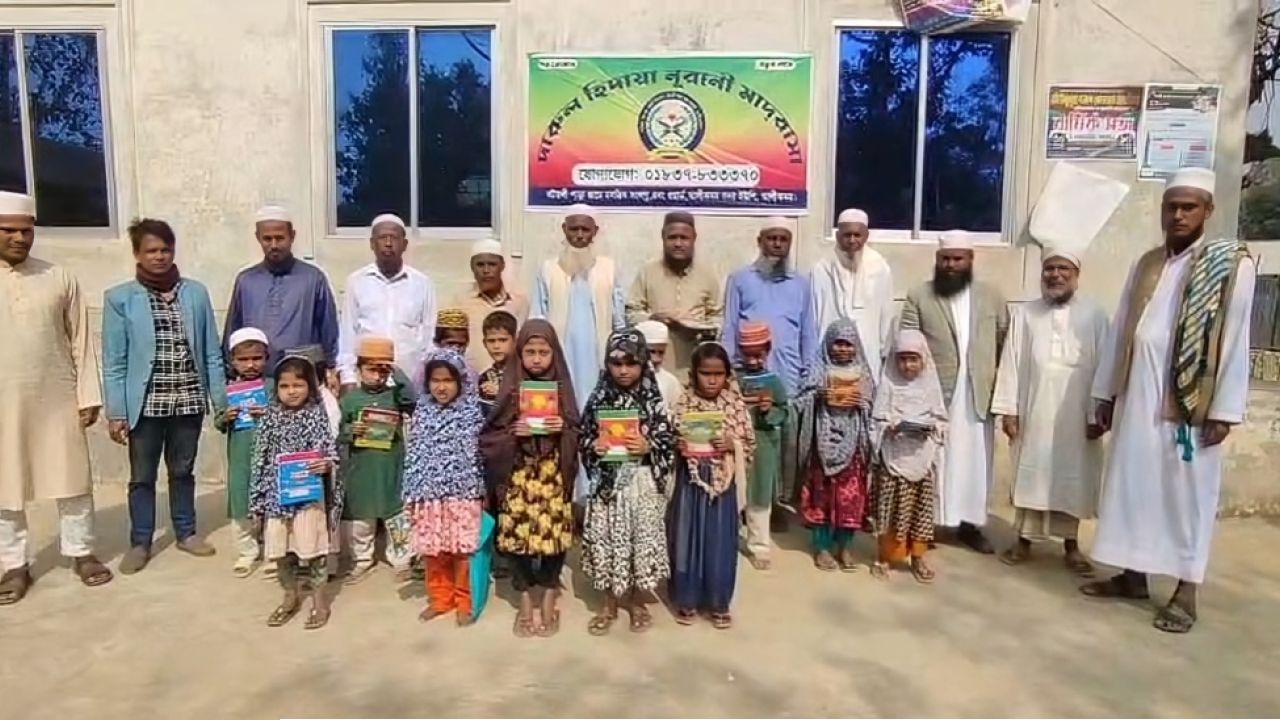 আলীকদমে শিক্ষার্থীদের শিক্ষা সামগ্রী তুলে দিলেন ওলামা দলের নেতৃবৃন্দ
