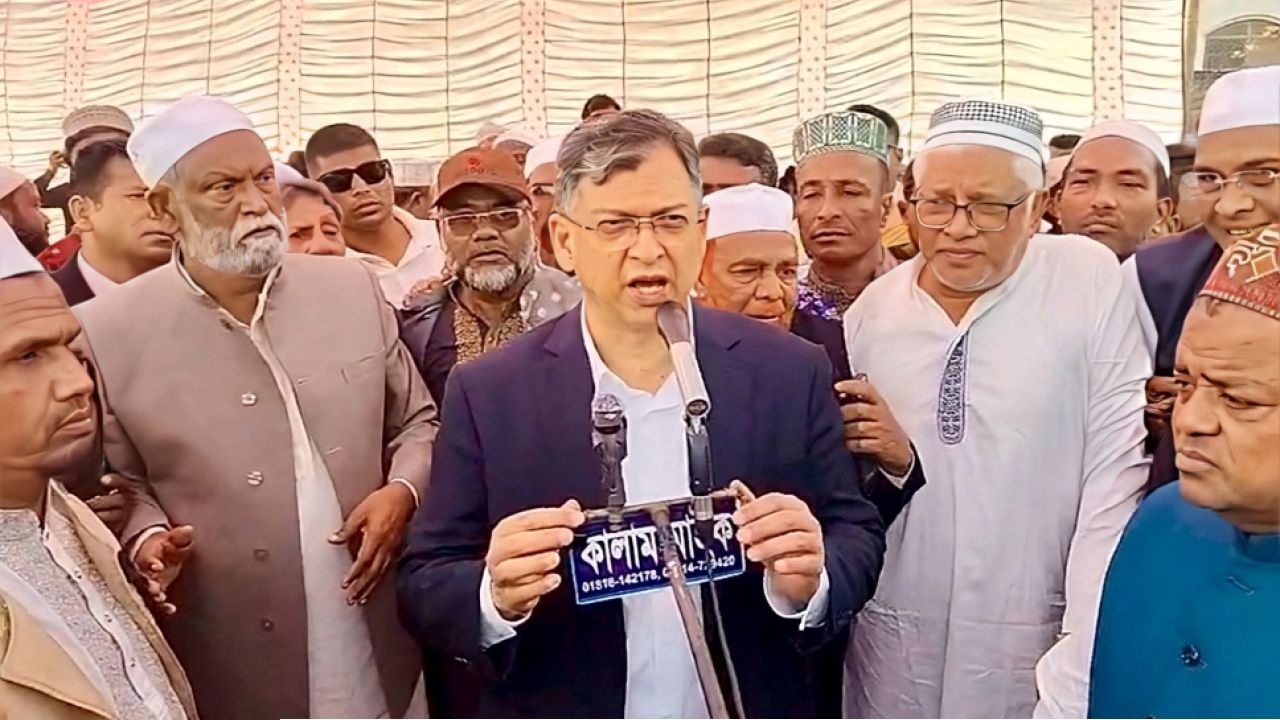 মতভেদের ঊর্ধ্বে উঠে যেন বসবাস করতে পারি : সালাহউদ্দিন আহমদ