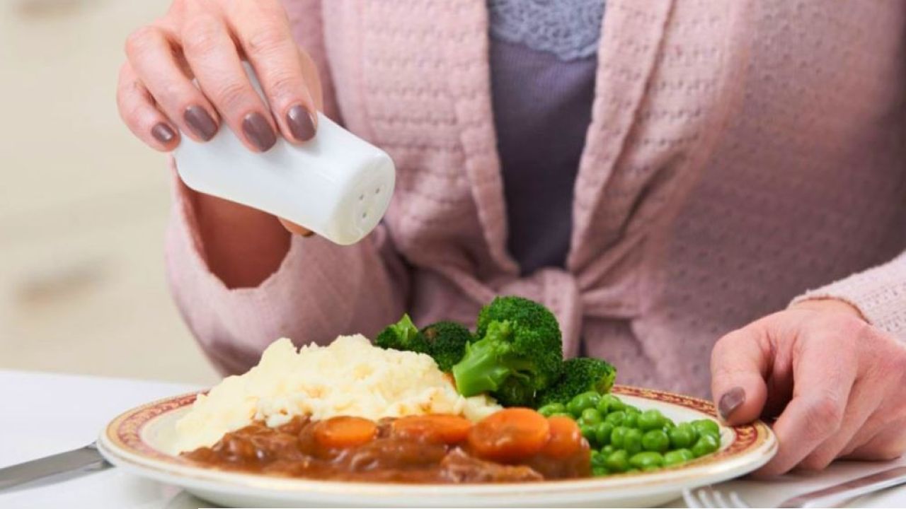 অতিরিক্ত লবণ যাদের জন্য ক্ষতিকর হতে পারে