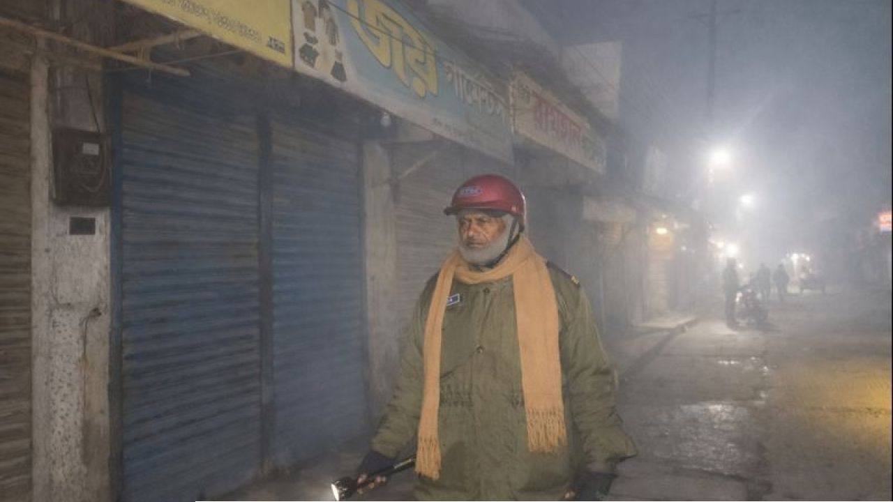 আক্কেলপুরের প্রবীণ নৈশপ্রহরী মাহতাব হাড়কাঁপানো শীতেও নিরব পাহারা