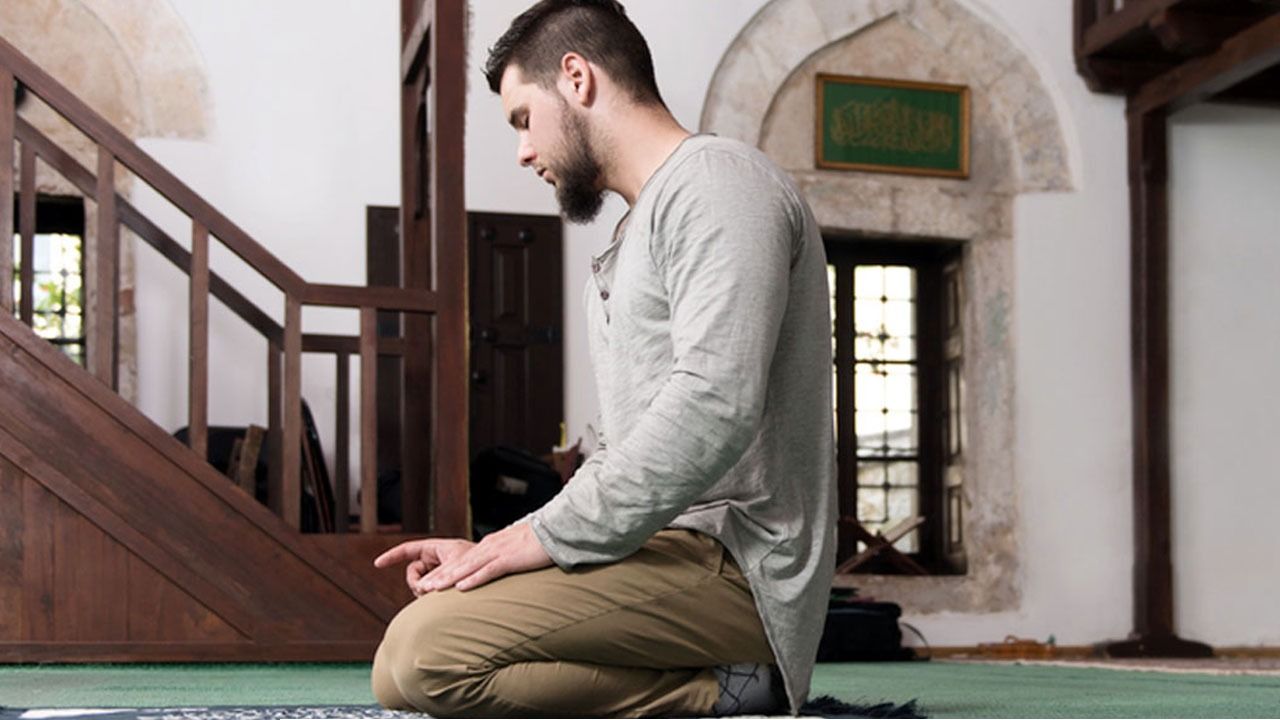 নামাজে ভুলে প্রথমে বাম দিকে সালাম ফেরালে যা করবেন